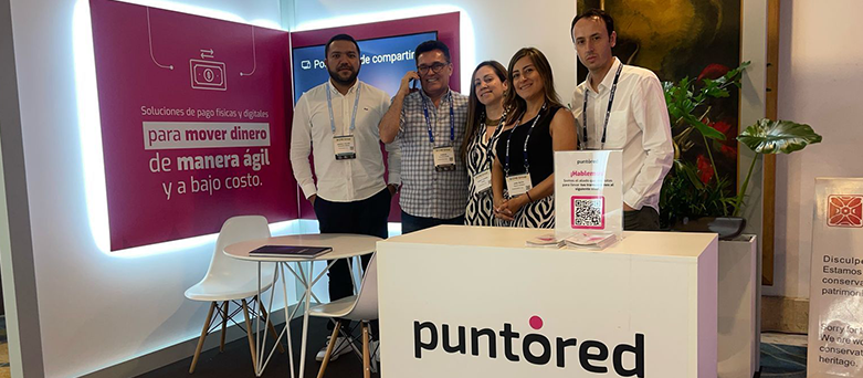 Empresarios conversando sobre solución de pagos masivos en Congreso de Asobancaria